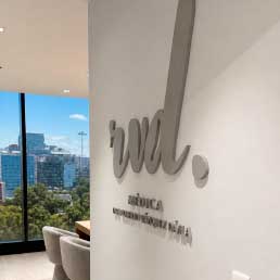 Sala de espera con vista panorámica de la ciudad
