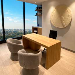 Consultorio con escritorio y sillones