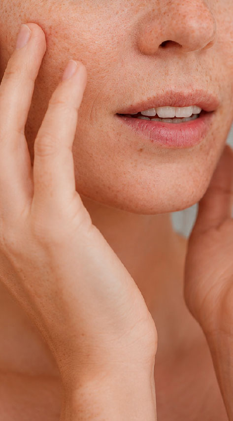 Detalle del rostro durante un protocolo de hidratación cutánea